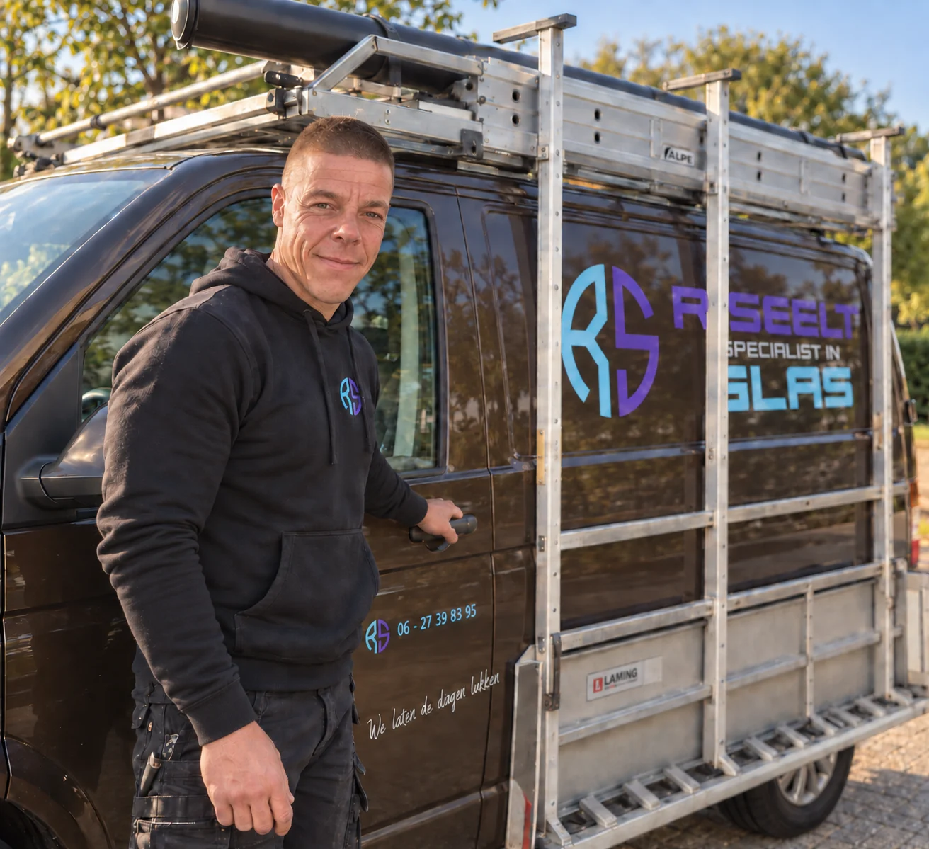 Remco Seelt bij de deur van zijn werkbus, bewerkt op basis van zijn foto’s